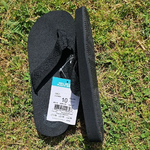 Reef Black Flip Flops - Picture 2 of 5